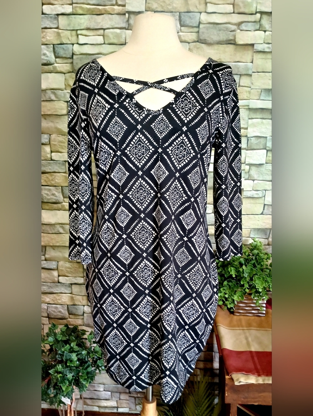 Mudd XL Black & White Geometric Crisscross Neck 3/4 Sleeve Dress